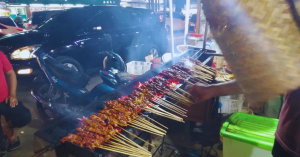 Viral! Tukang Sate di Depok Ini Berhasil Cuan Jutaan Rupiah