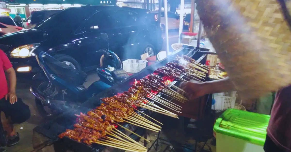 Viral! Tukang Sate di Depok Ini Berhasil Cuan Jutaan Rupiah