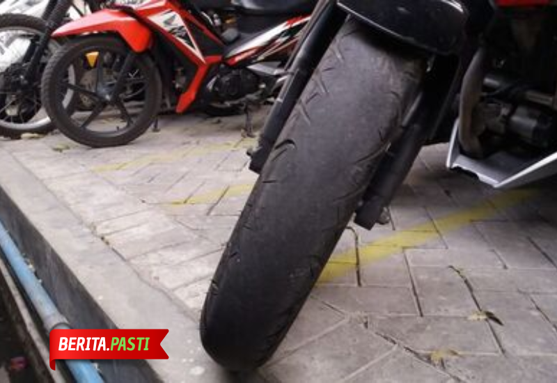 kondisi ban wajib diperiksa di musim hujan sebab jalanan seringkali menjadi sangat licin.