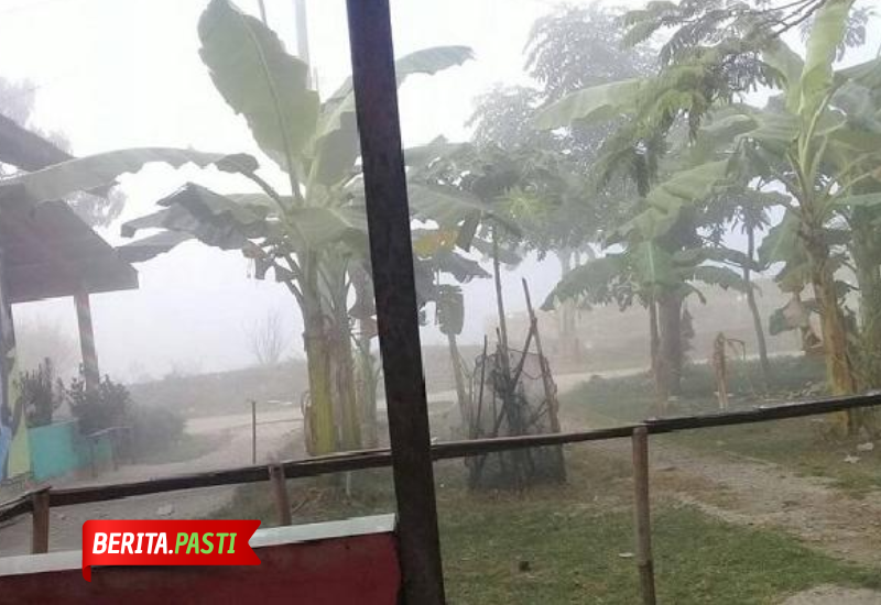 wilayah Jabodetabek, termasuk Depok dan Bekasi, mengalami hujan dalam beberapa hari terakhir sehingga menciptakan kabut tebal.