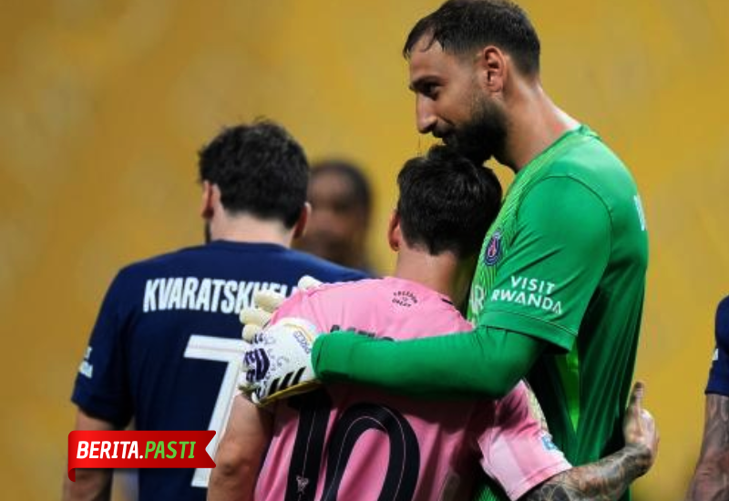 Messi berpelukan dengan Gianluigi Donnarumma usai pertandingan antara PSG dengan Inter Miami