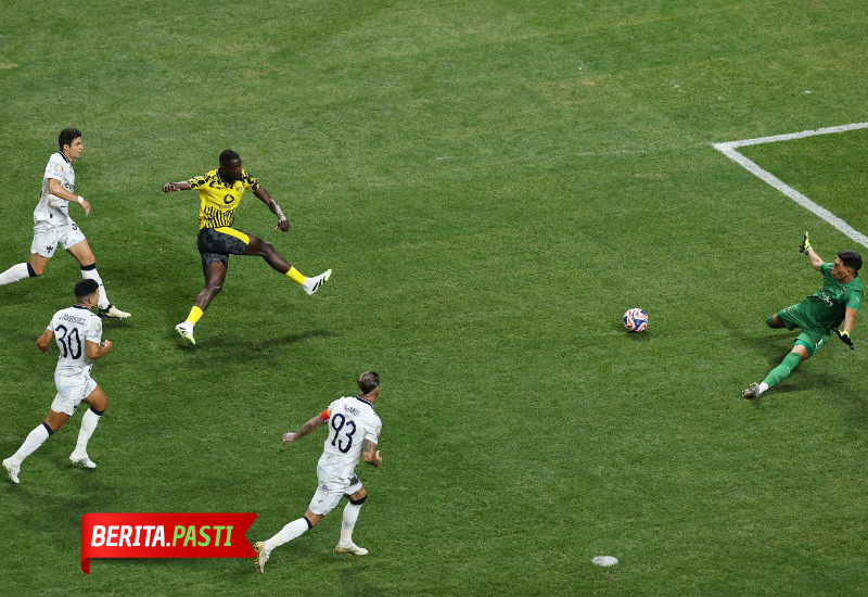 Serhou Guirassy sukses mencetak 2 gol untuk membawa Dortmund lolos ke babak perempat final Piala dunia antar klub 2025.