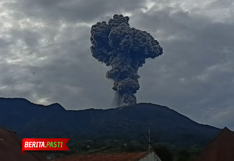 Gunung Marapi terpantau membumbung setinggi lebih dari 1.200 meter di atas puncak