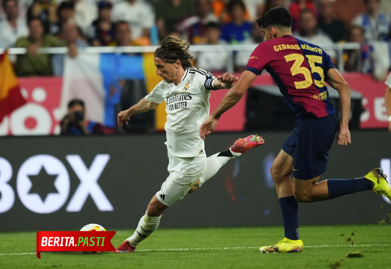 Luka Modric bisa berperan sebagai deep-lying playmaker, mengatur tempo dan distribusi bola dari lini tengah.