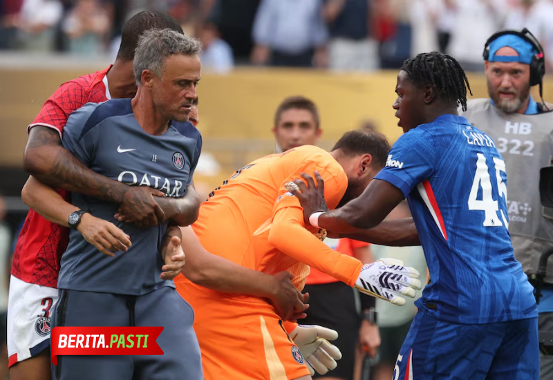 Sempat terjadi keributan antara pelatih PSG dengan beberapa pemain Chelsea usai laga