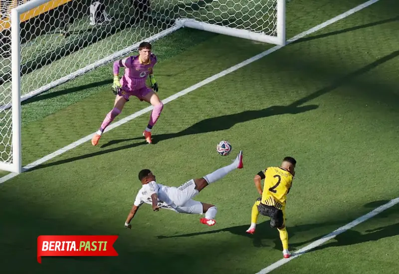 Mbappe saat mencetak gol salto ke gawang Dortmund